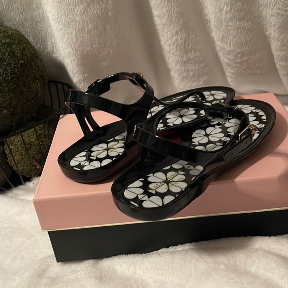 Stylish Black Sandals with Floral Design - Picture 5 of 6